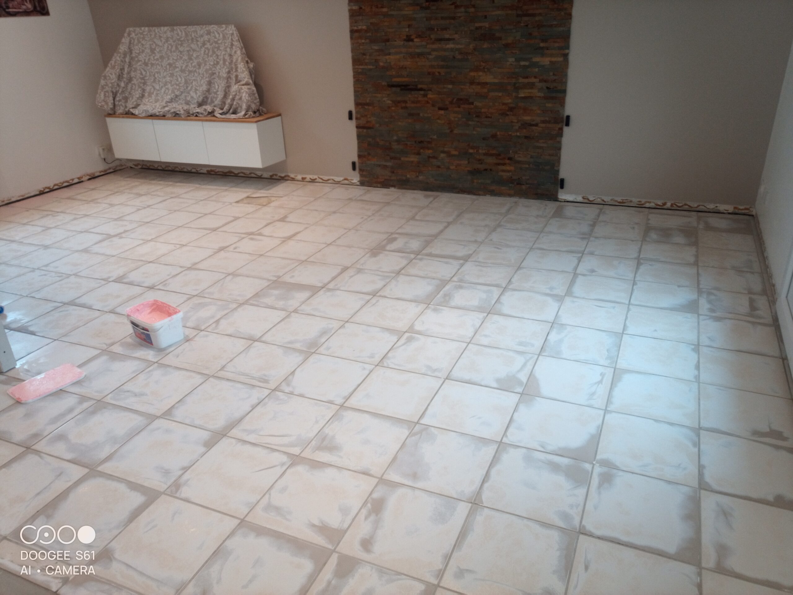 Sol en parquet et carrelage hexagonal