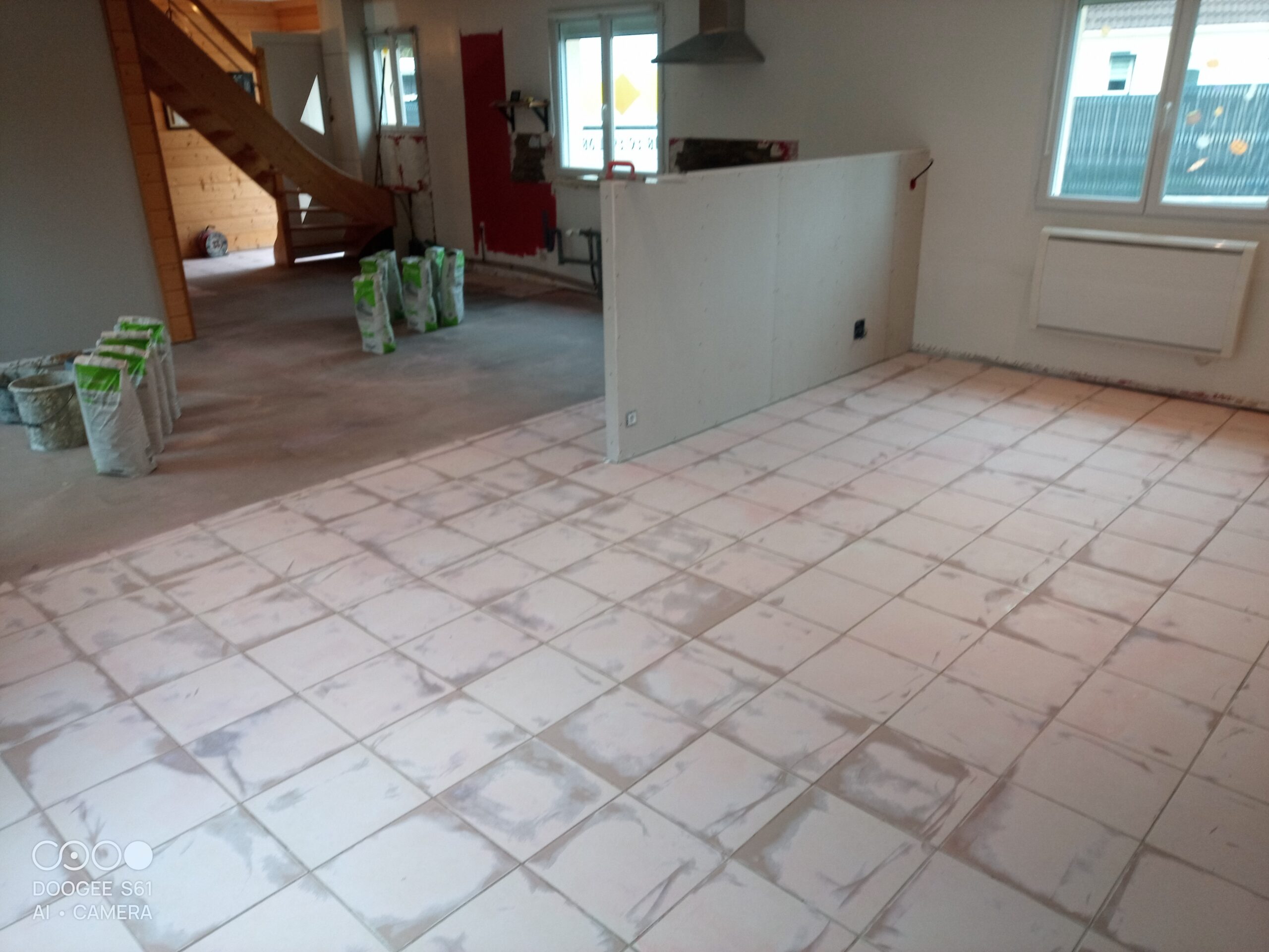 Sol en parquet et carrelage hexagonal