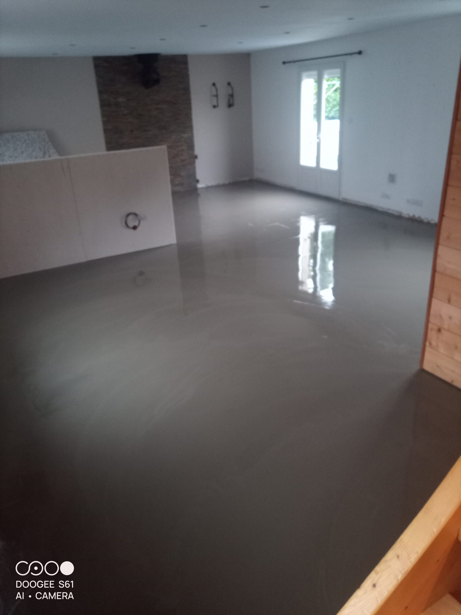 Sol en parquet et carrelage hexagonal