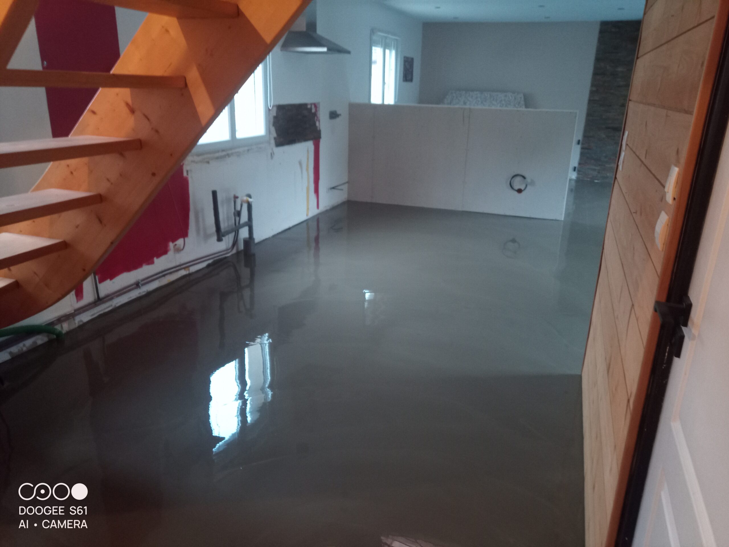 Sol en parquet et carrelage hexagonal