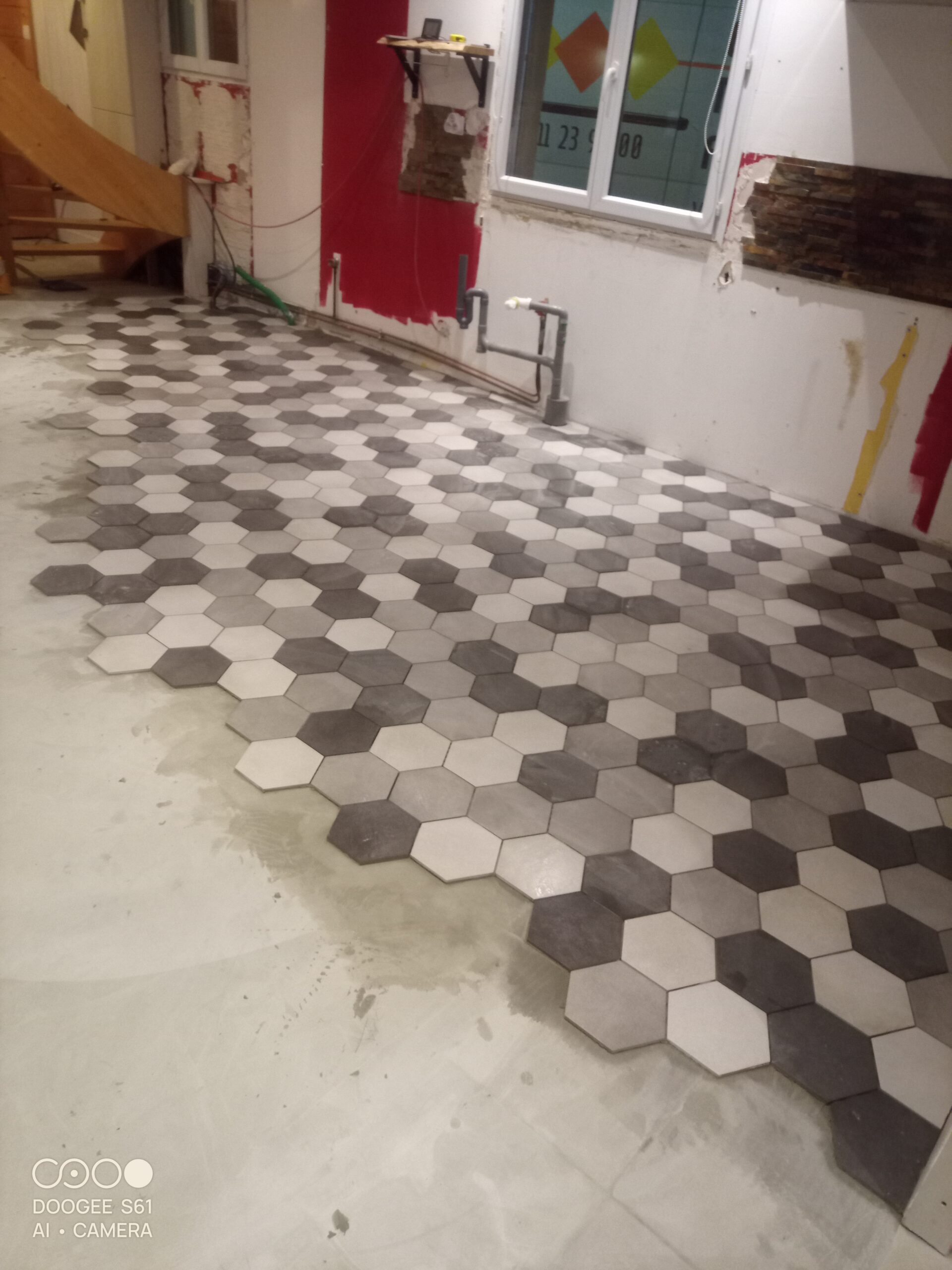 Sol en parquet et carrelage hexagonal