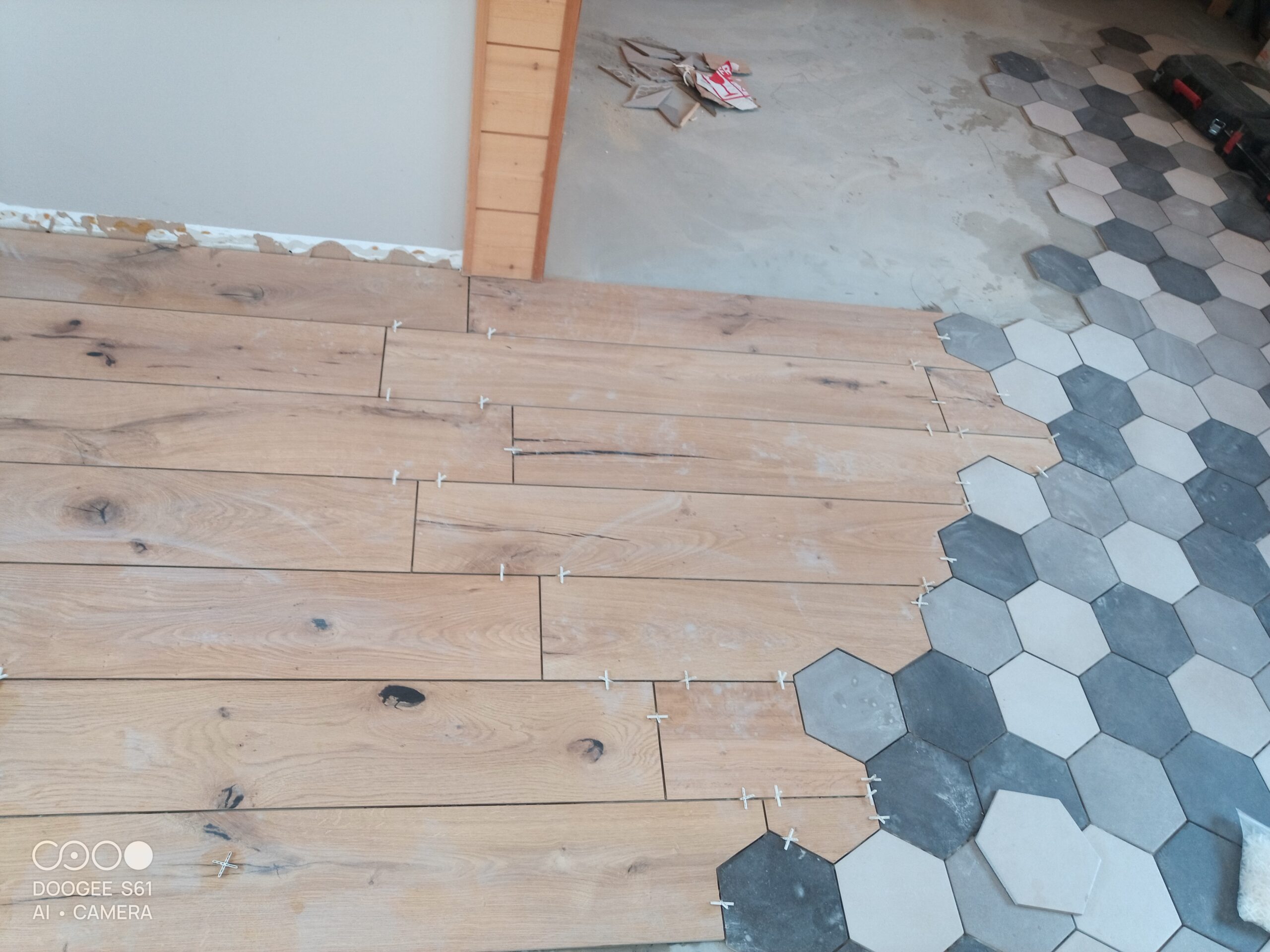 Sol en parquet et carrelage hexagonal