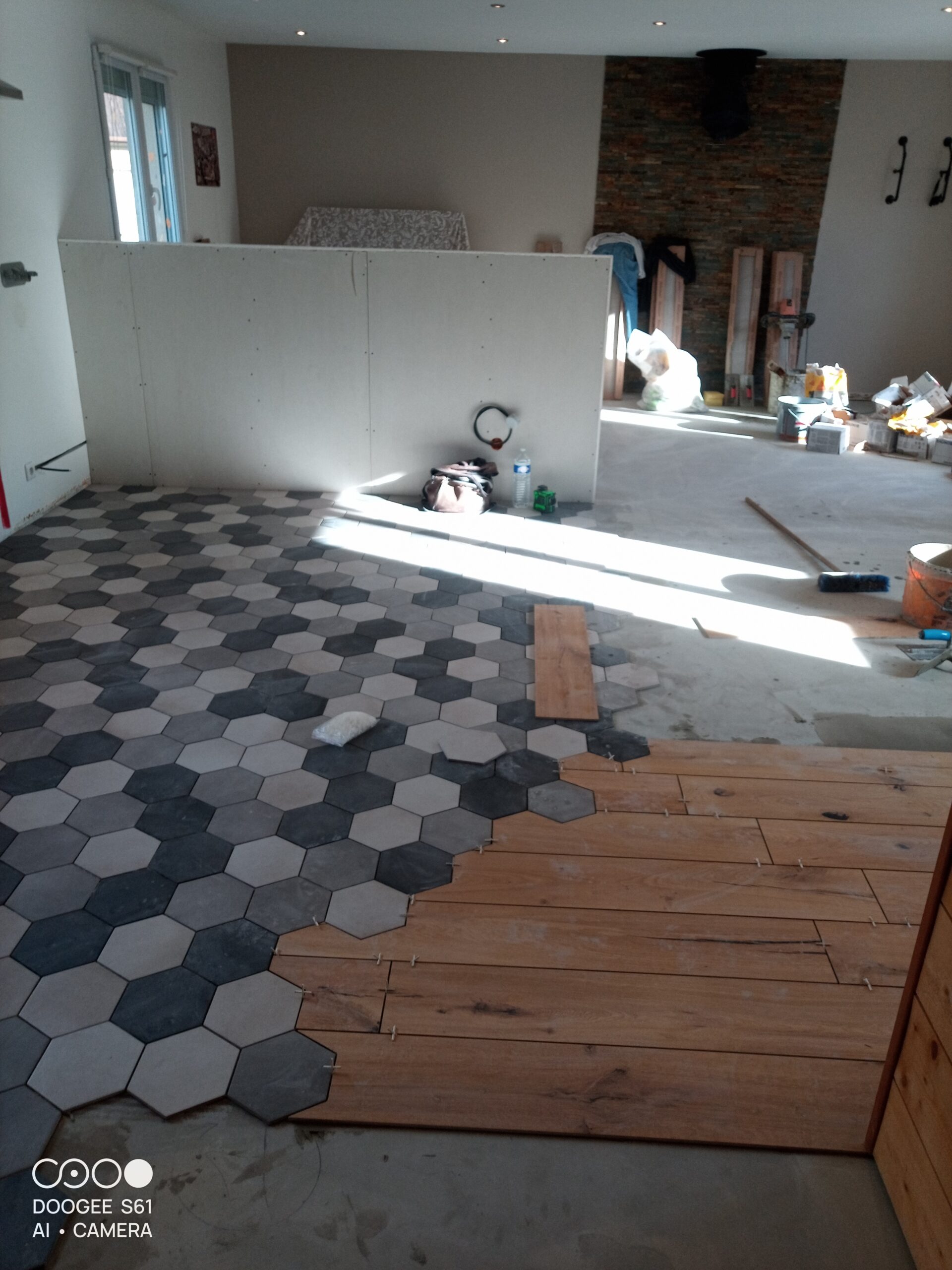 Sol en parquet et carrelage hexagonal