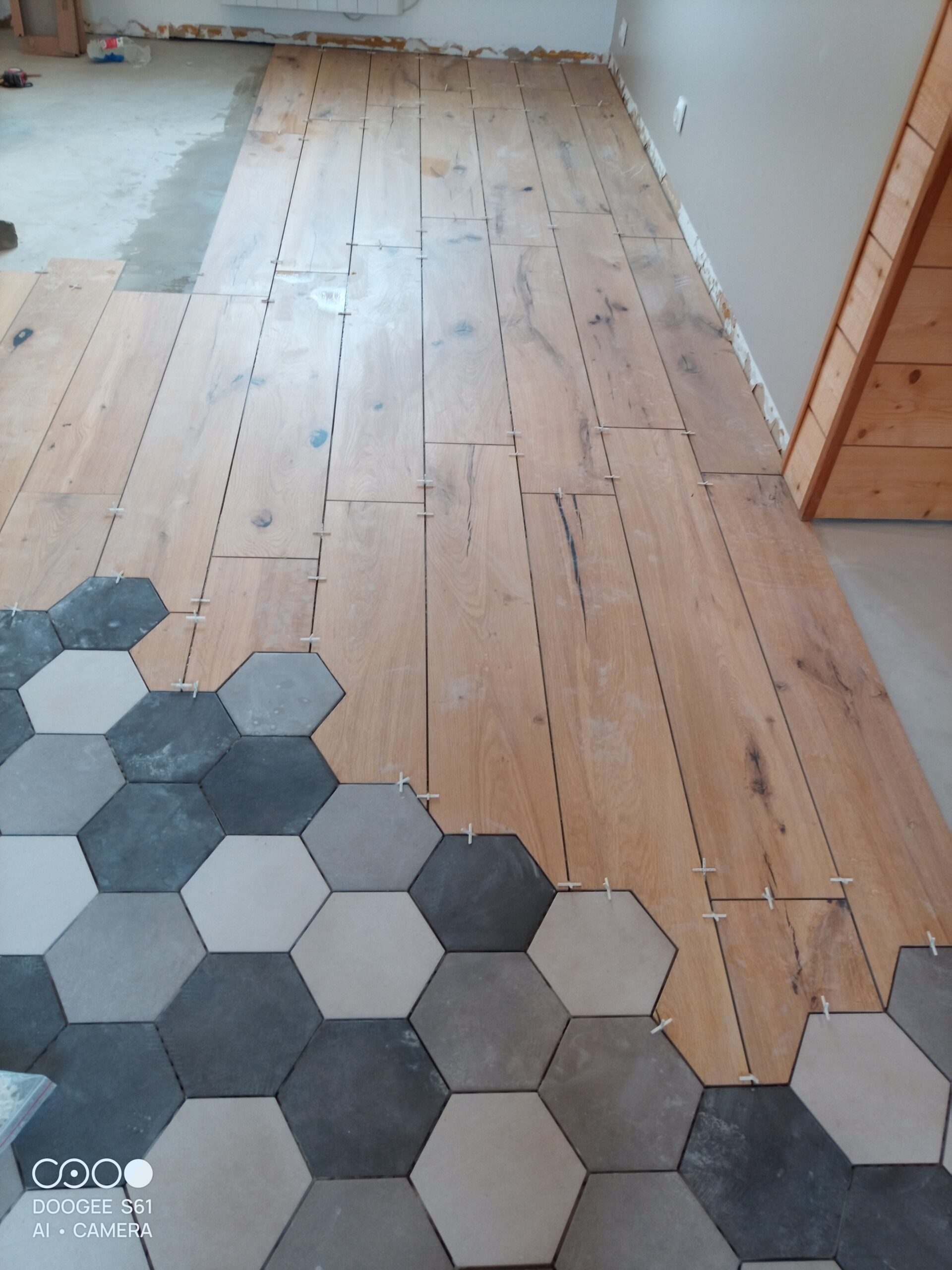 Sol en parquet et carrelage hexagonal