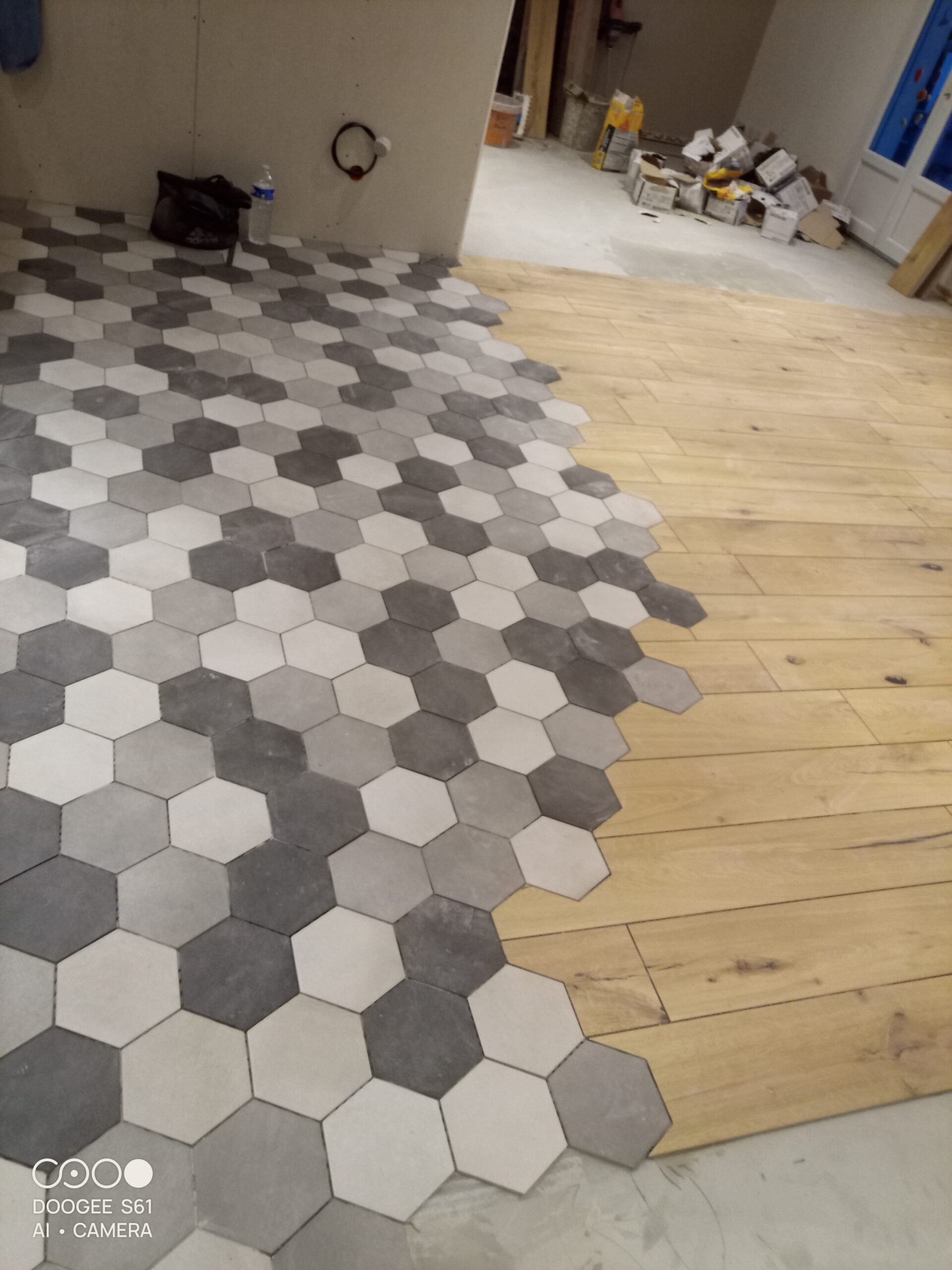 Sol en parquet et carrelage hexagonal