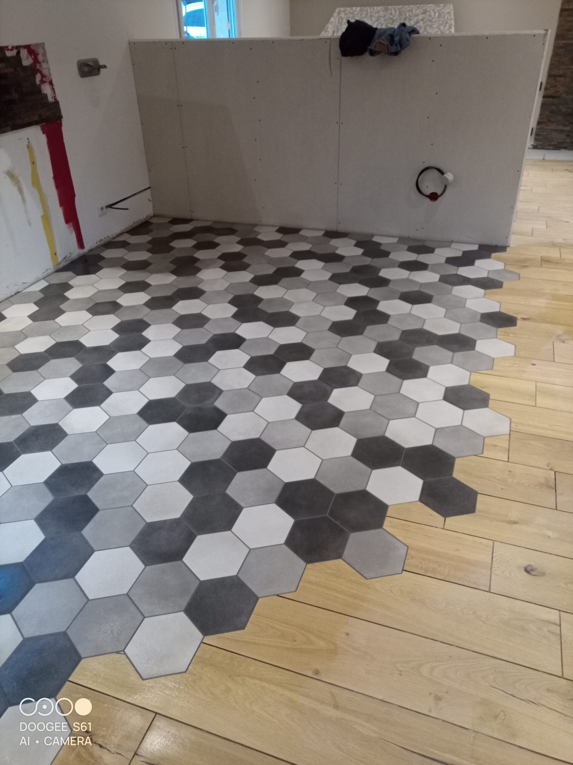 Sol en parquet et carrelage hexagonal