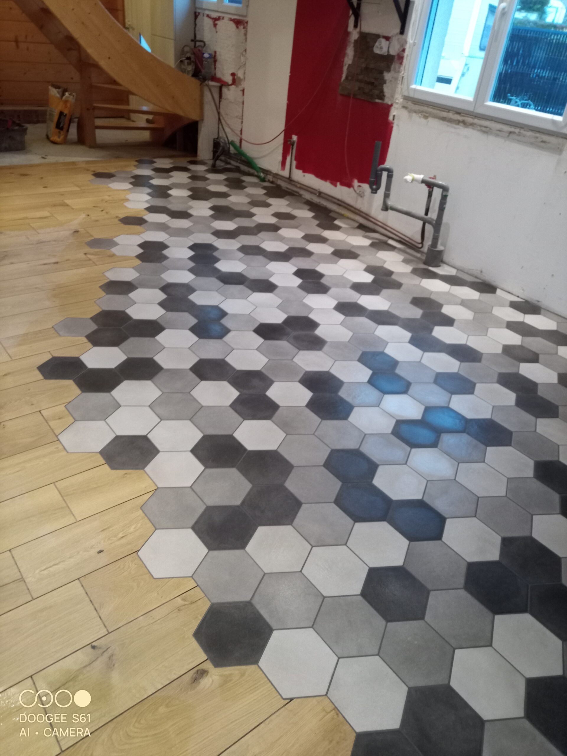 Sol en parquet et carrelage hexagonal