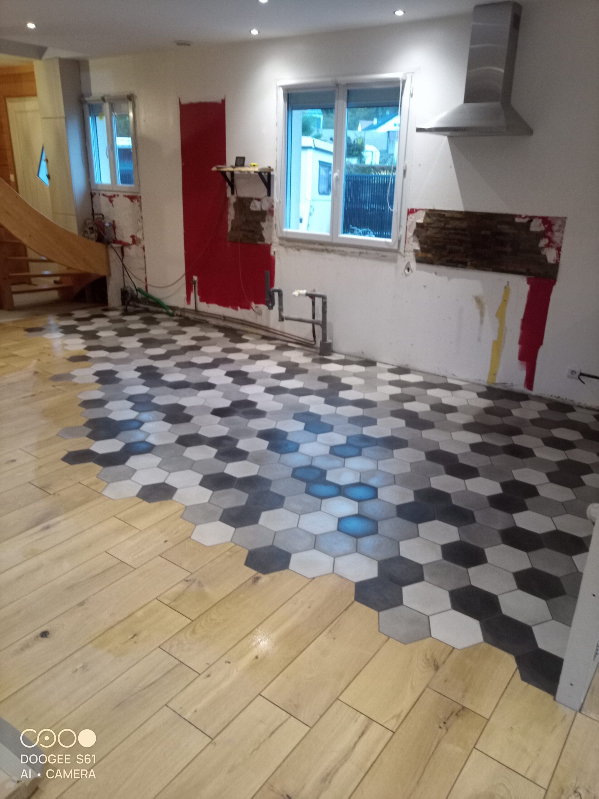 Sol en parquet et carrelage hexagonal