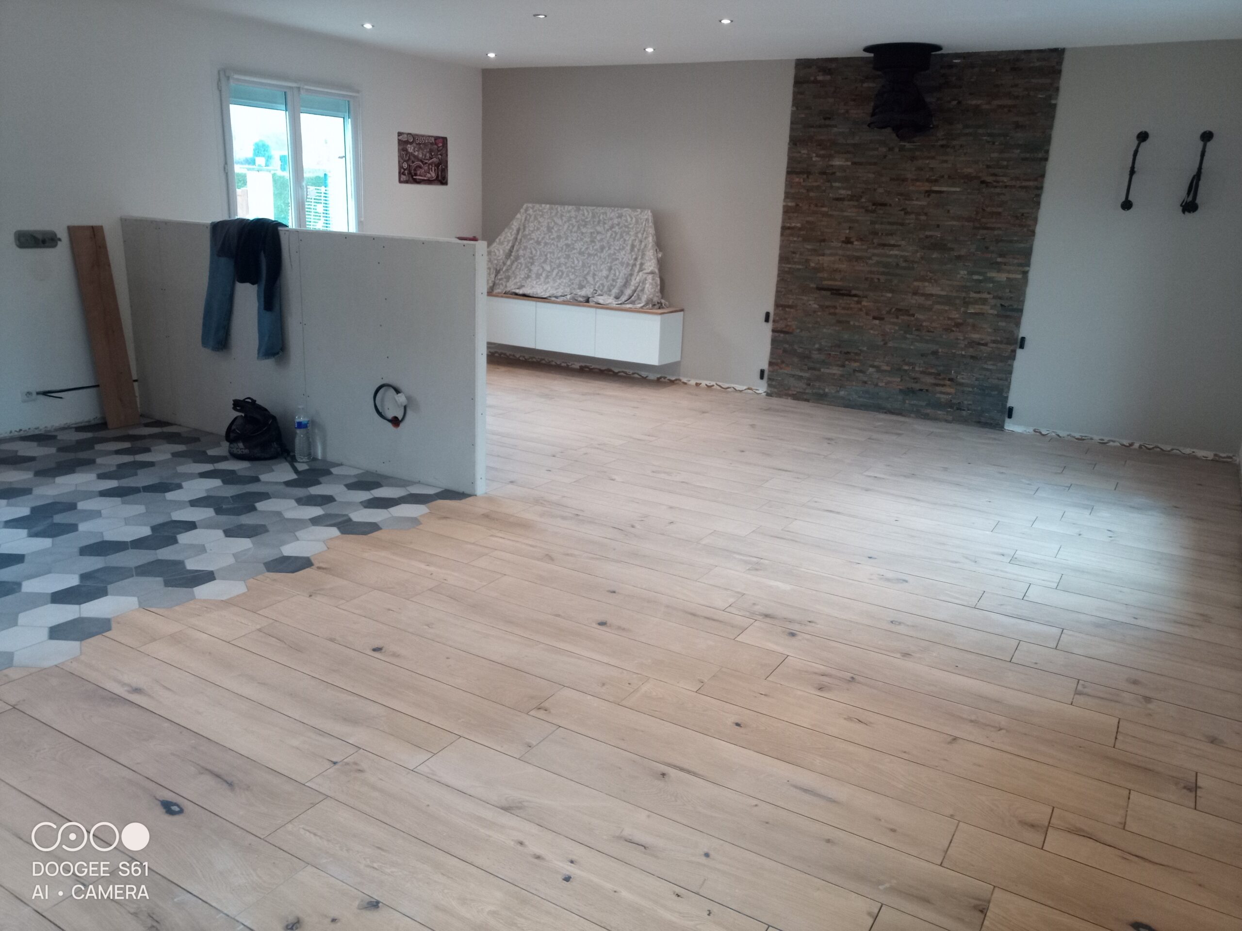 Sol en parquet et carrelage hexagonal