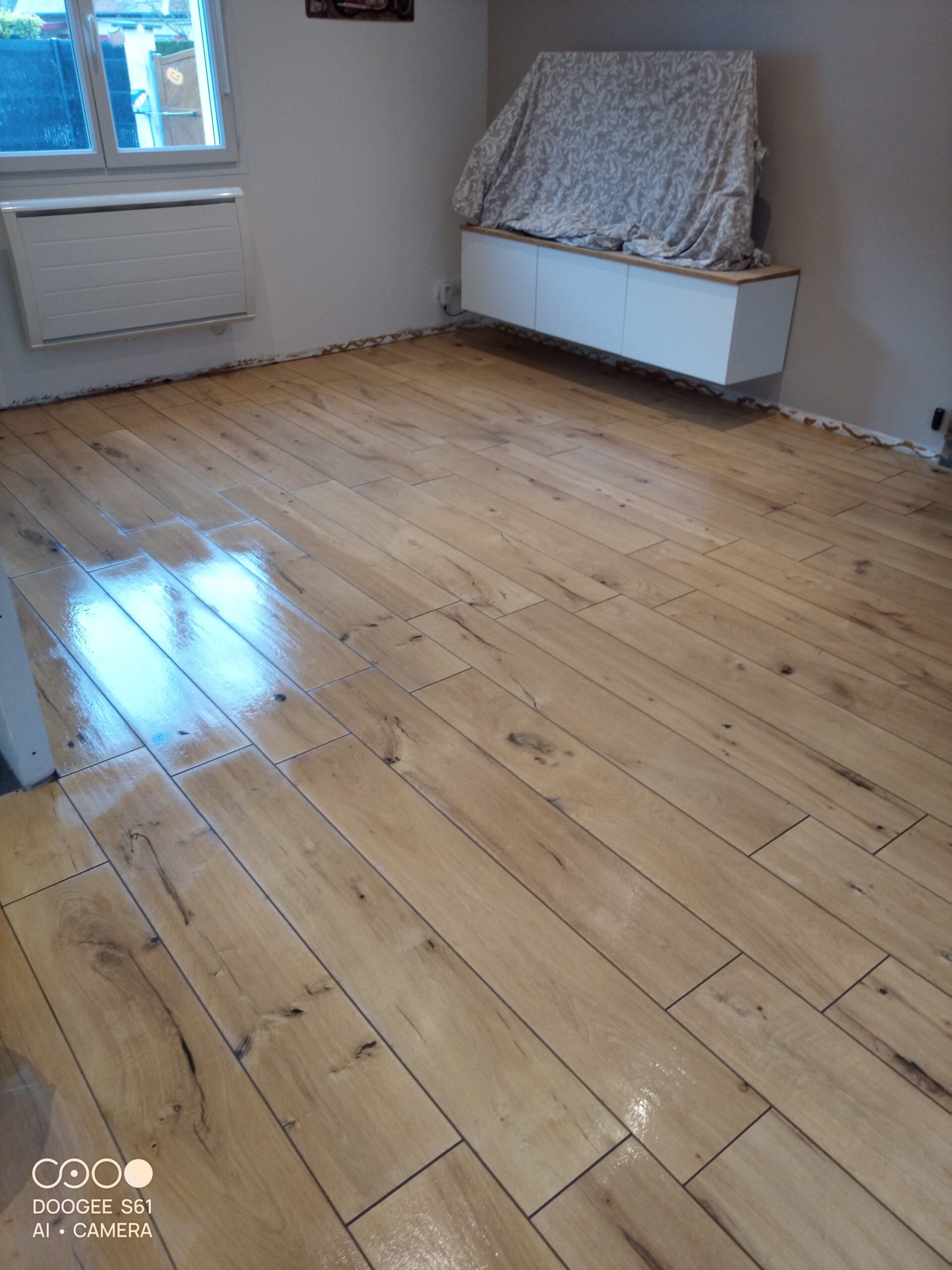 Sol en parquet et carrelage hexagonal
