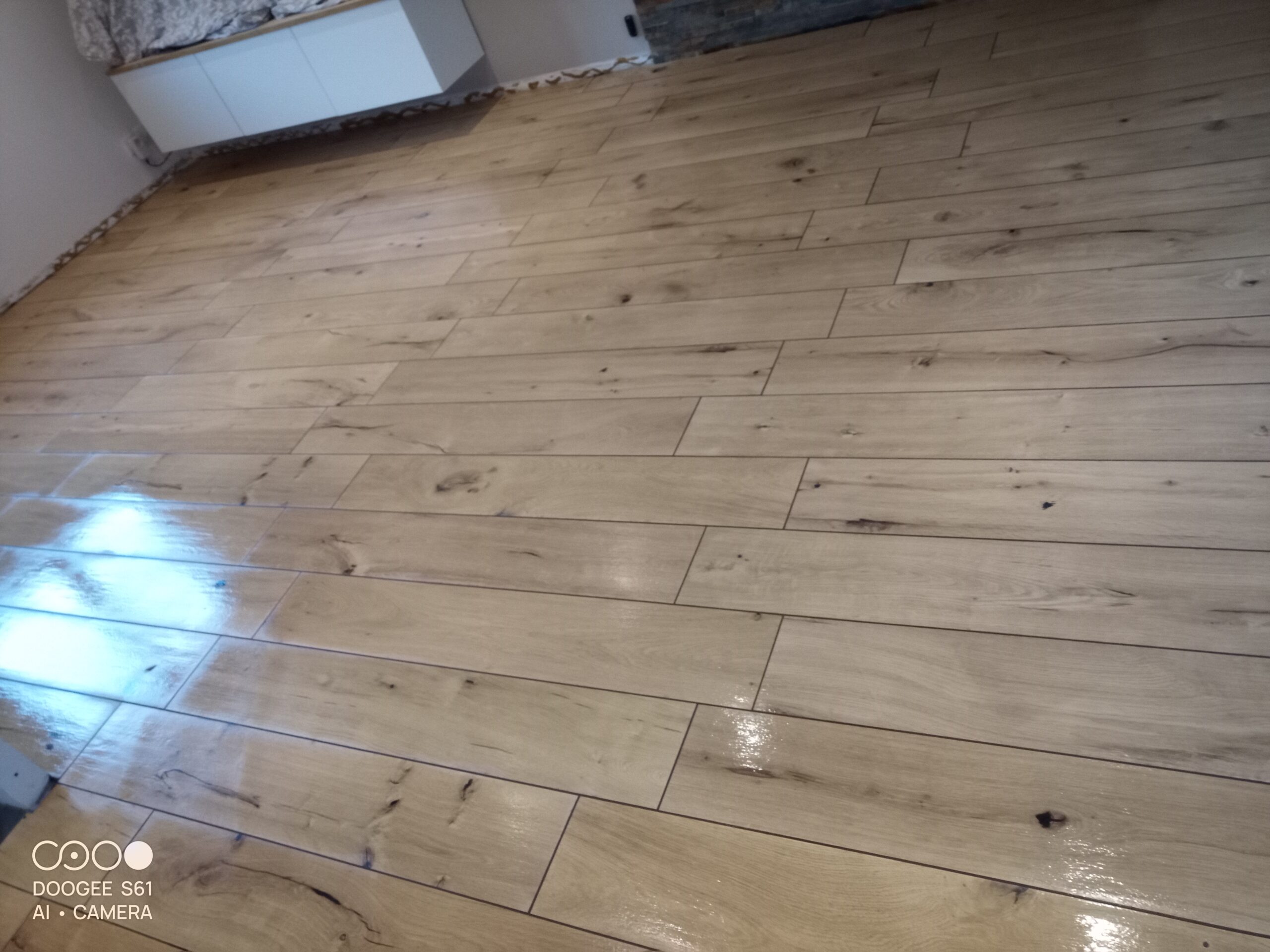 Sol en parquet et carrelage hexagonal