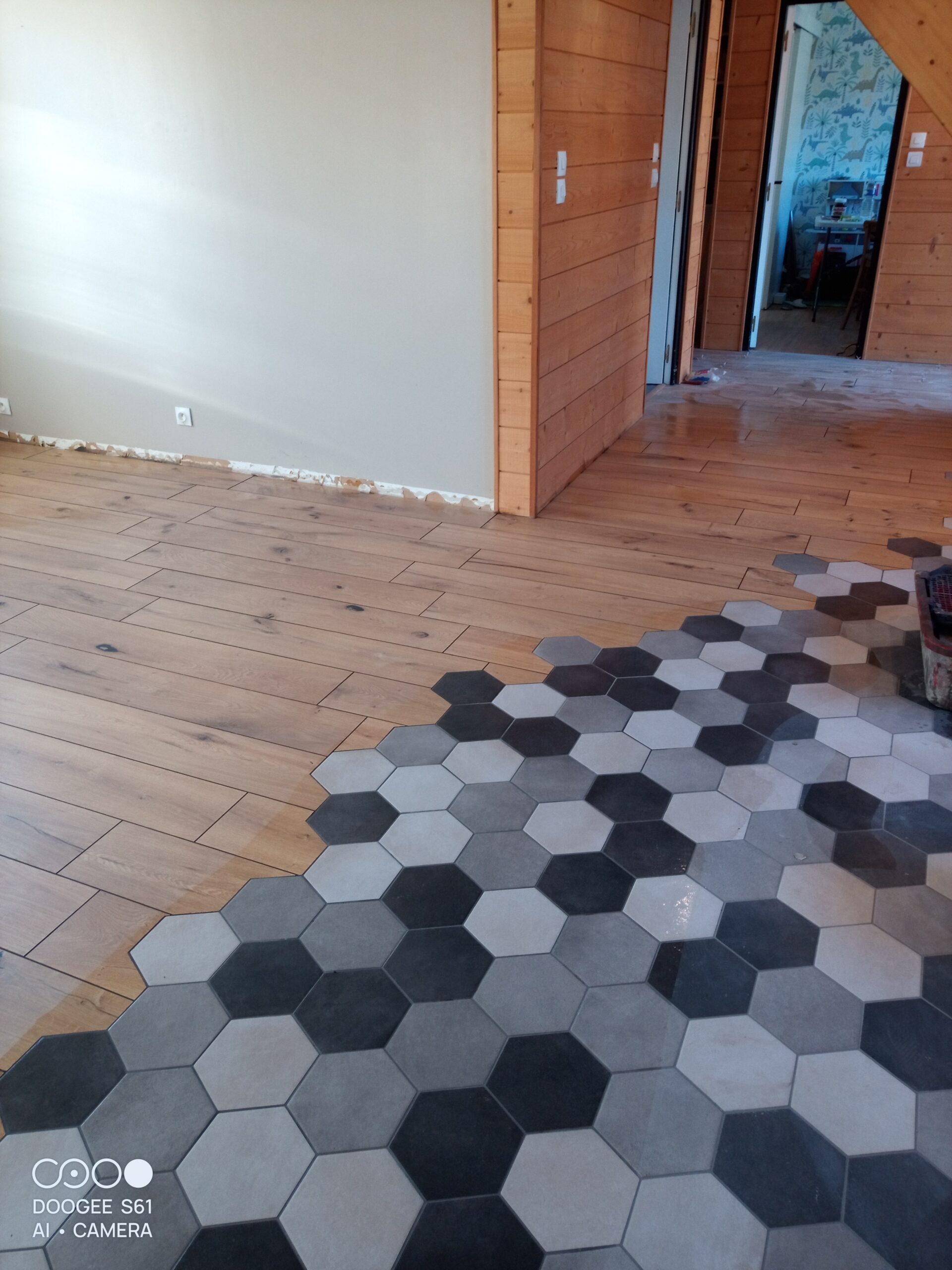 Sol en parquet et carrelage hexagonal