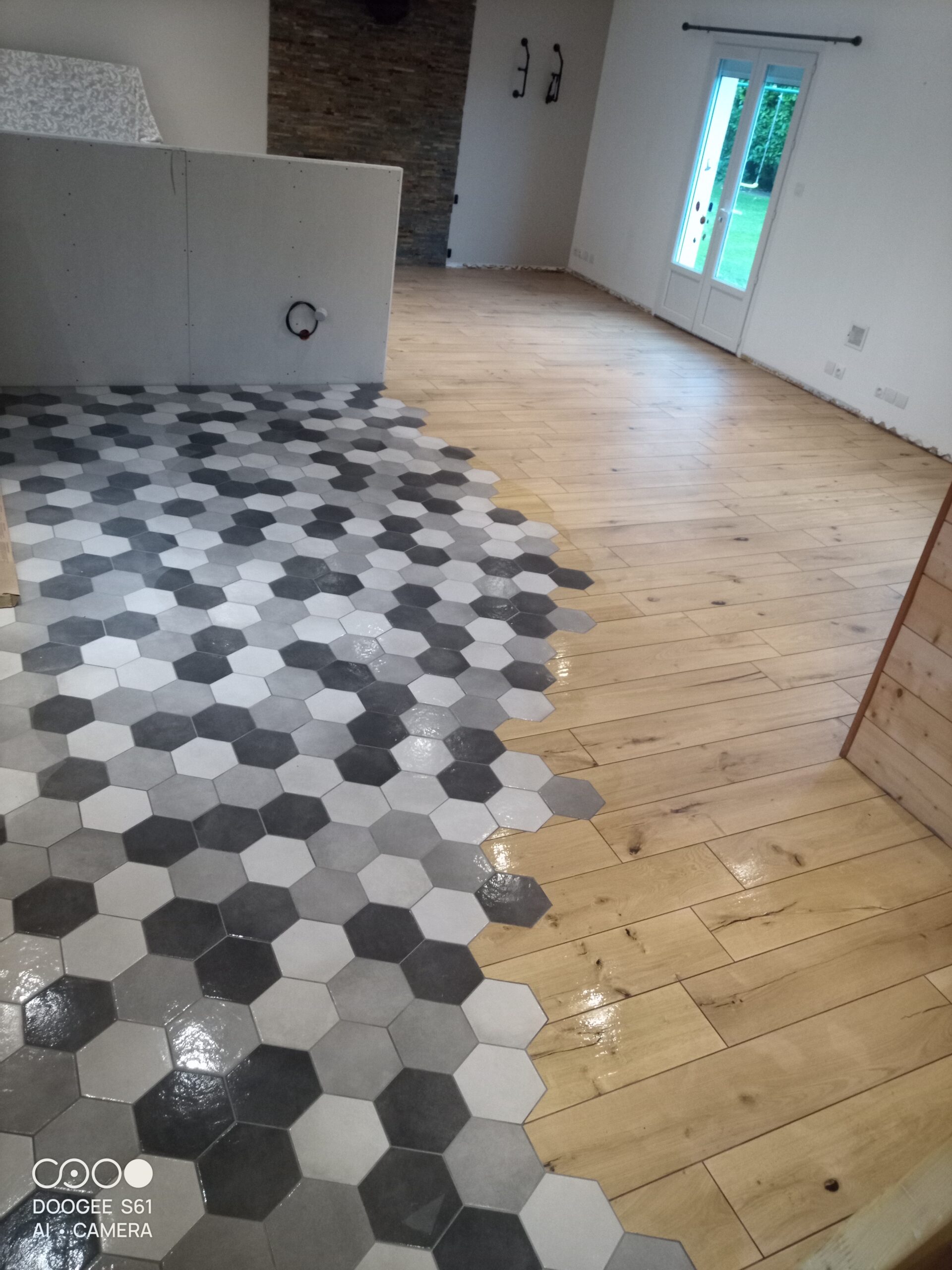 Sol en parquet et carrelage hexagonal