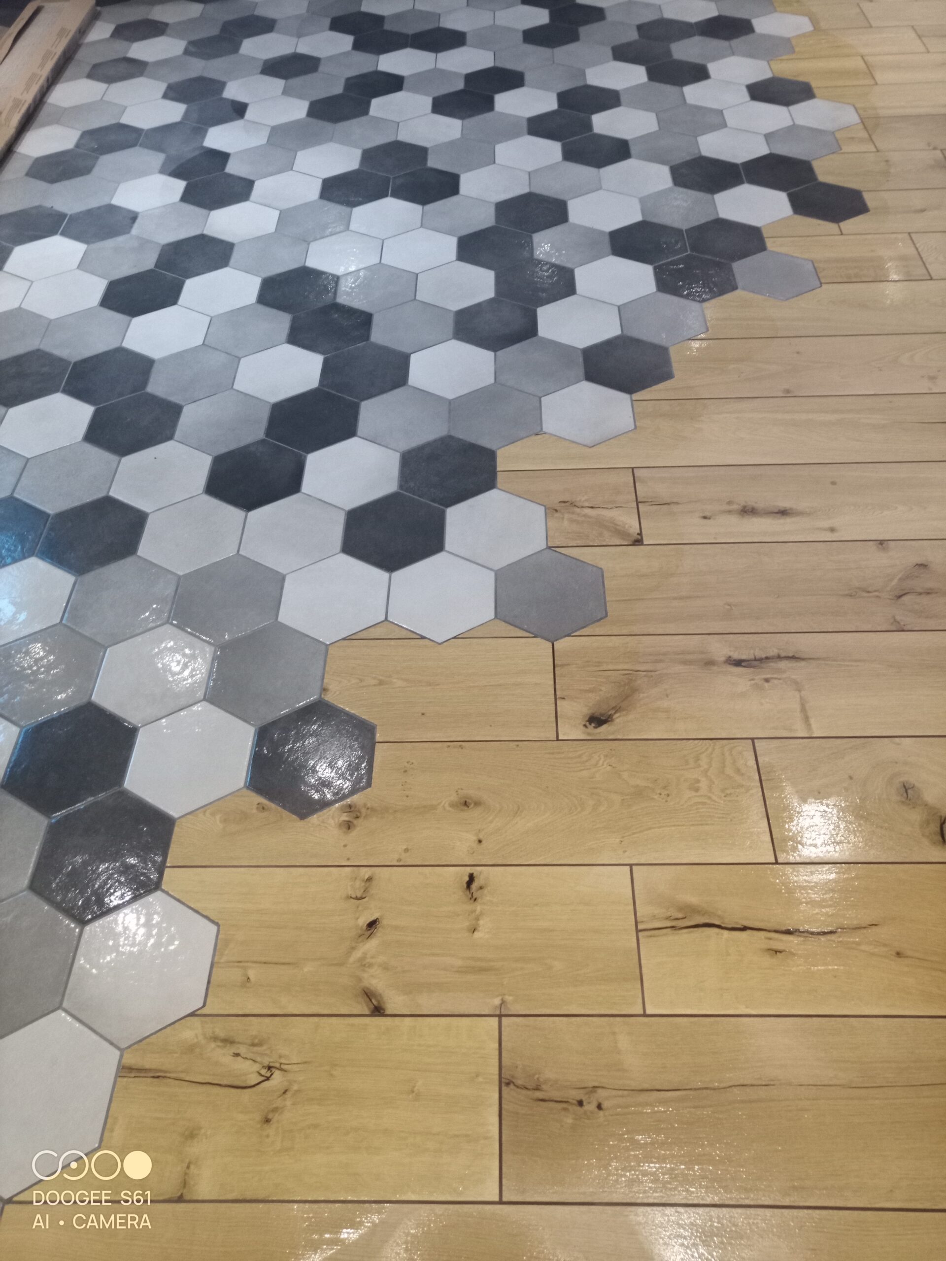Sol en parquet et carrelage hexagonal