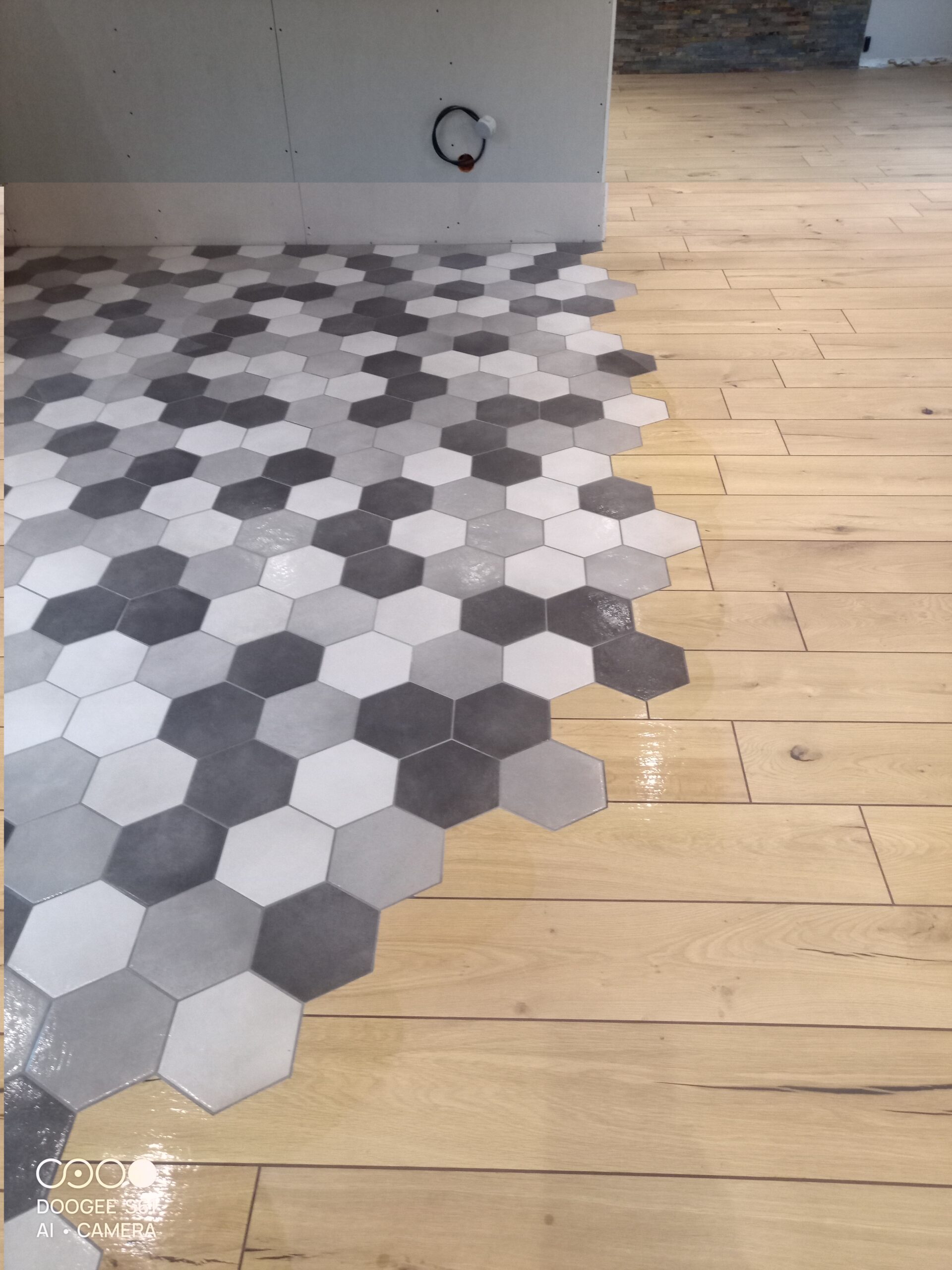 Sol en parquet et carrelage hexagonal