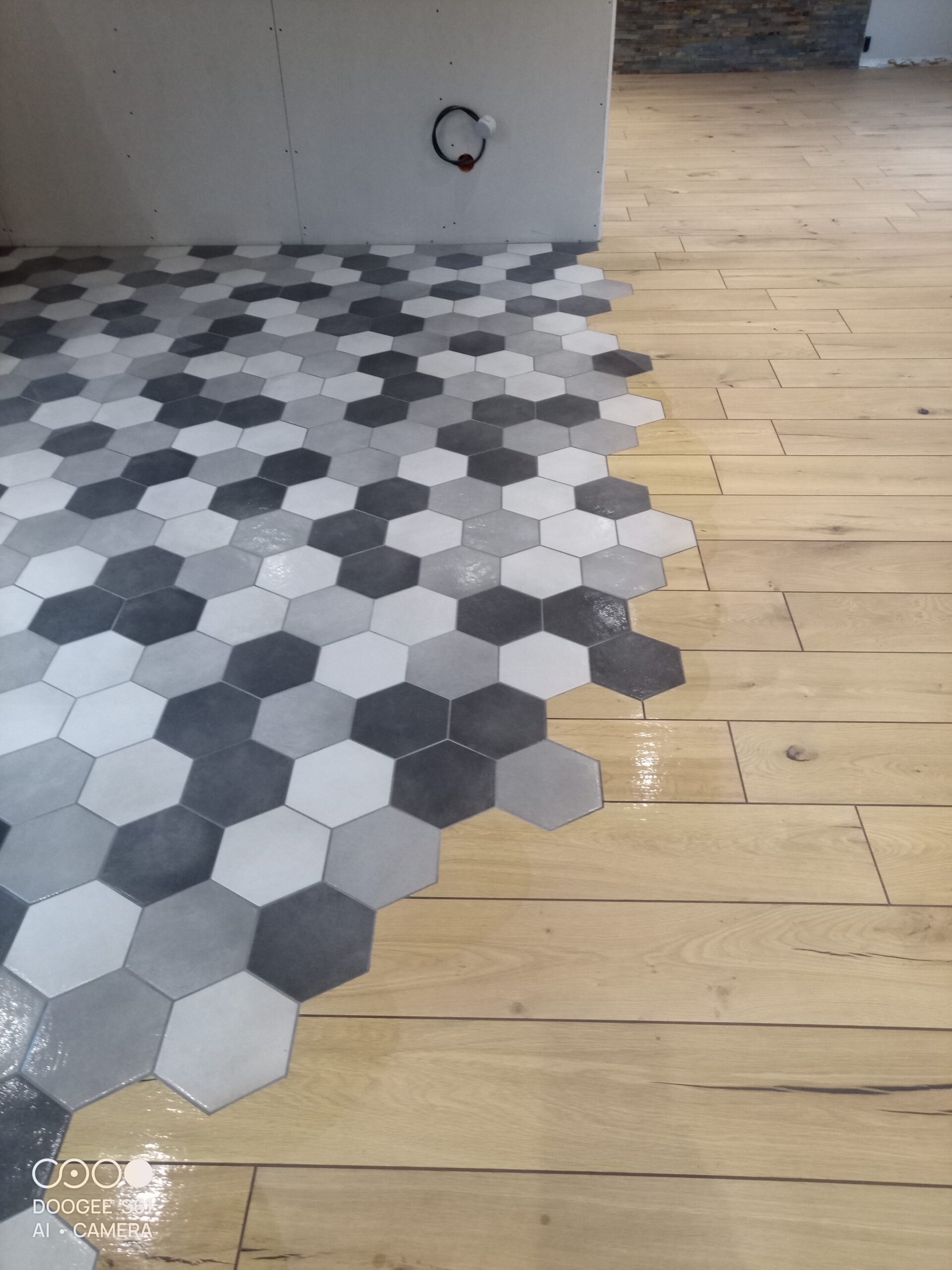 Sol en parquet et carrelage hexagonal